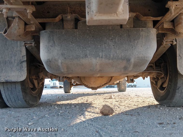 image for item EC1318 2004 Chevrolet Silverado 3500 flatbed pickup truck