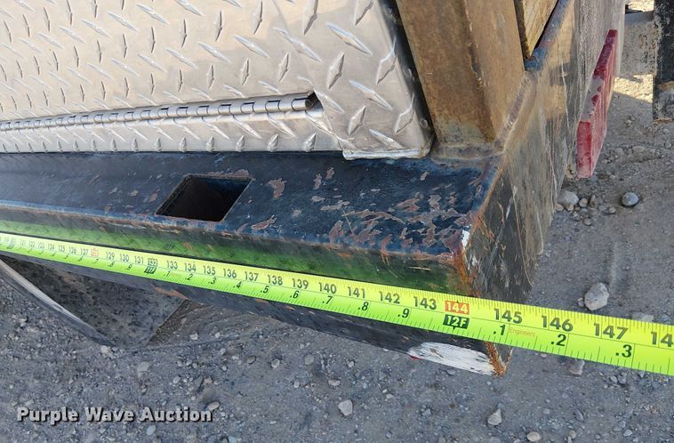 image for item EC1318 2004 Chevrolet Silverado 3500 flatbed pickup truck