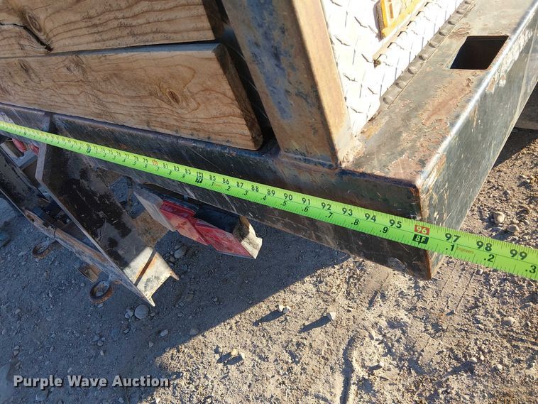 image for item EC1318 2004 Chevrolet Silverado 3500 flatbed pickup truck