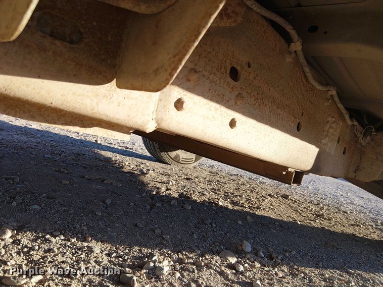 image for item EC1318 2004 Chevrolet Silverado 3500 flatbed pickup truck