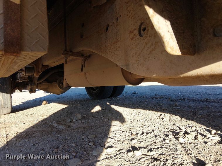 image for item EC1318 2004 Chevrolet Silverado 3500 flatbed pickup truck