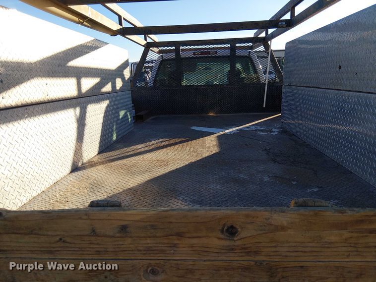 image for item EC1318 2004 Chevrolet Silverado 3500 flatbed pickup truck