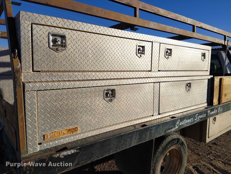 image for item EC1318 2004 Chevrolet Silverado 3500 flatbed pickup truck