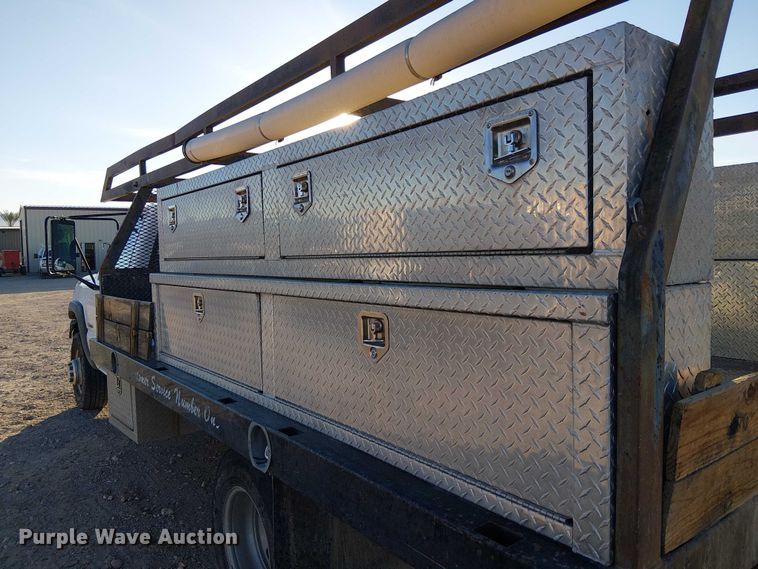 image for item EC1318 2004 Chevrolet Silverado 3500 flatbed pickup truck