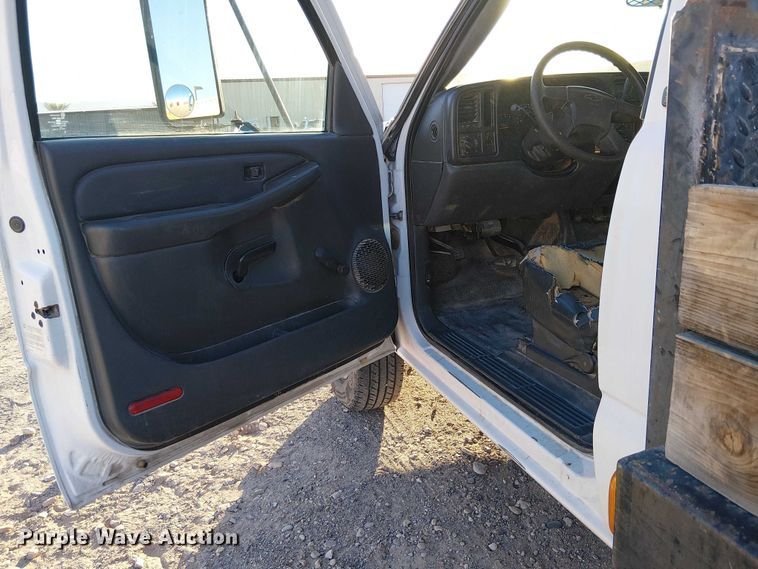 image for item EC1318 2004 Chevrolet Silverado 3500 flatbed pickup truck