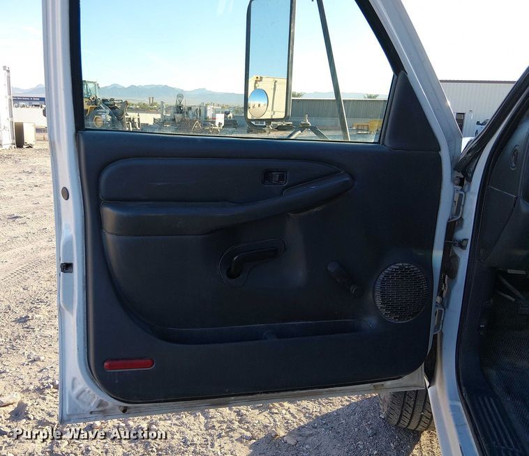 image for item EC1318 2004 Chevrolet Silverado 3500 flatbed pickup truck