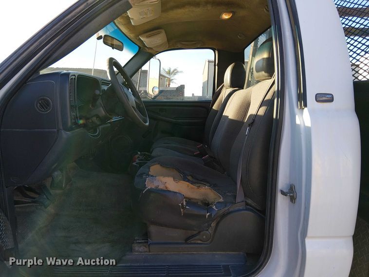 image for item EC1318 2004 Chevrolet Silverado 3500 flatbed pickup truck
