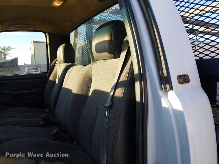 image for item EC1318 2004 Chevrolet Silverado 3500 flatbed pickup truck