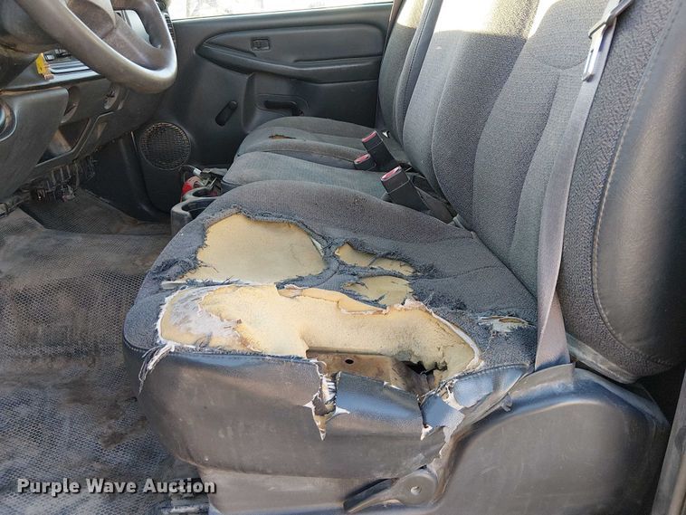 image for item EC1318 2004 Chevrolet Silverado 3500 flatbed pickup truck