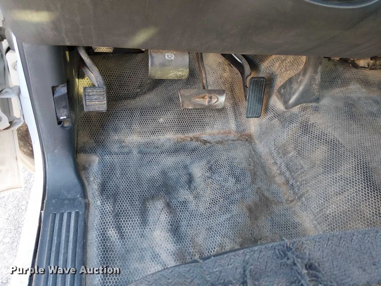 image for item EC1318 2004 Chevrolet Silverado 3500 flatbed pickup truck