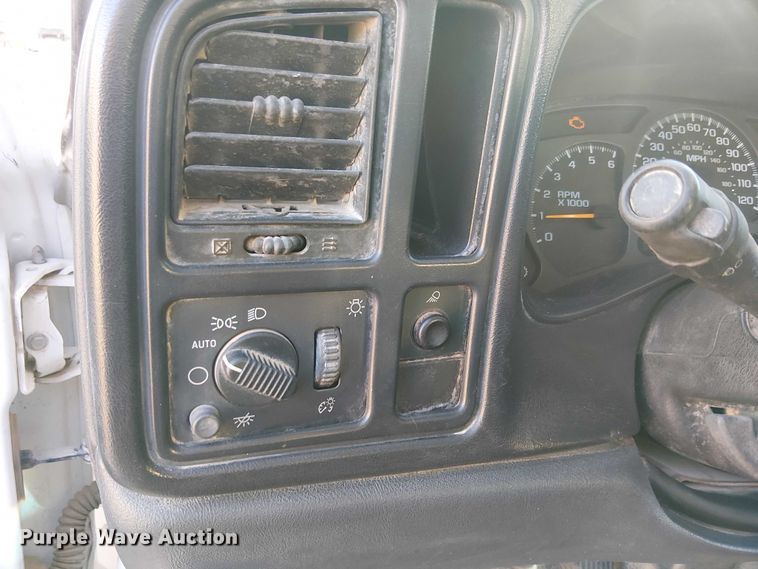 image for item EC1318 2004 Chevrolet Silverado 3500 flatbed pickup truck