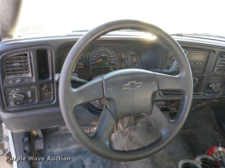 image for item EC1318 2004 Chevrolet Silverado 3500 flatbed pickup truck