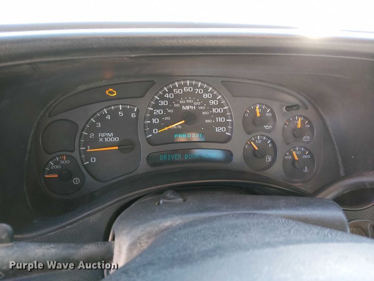 image for item EC1318 2004 Chevrolet Silverado 3500 flatbed pickup truck