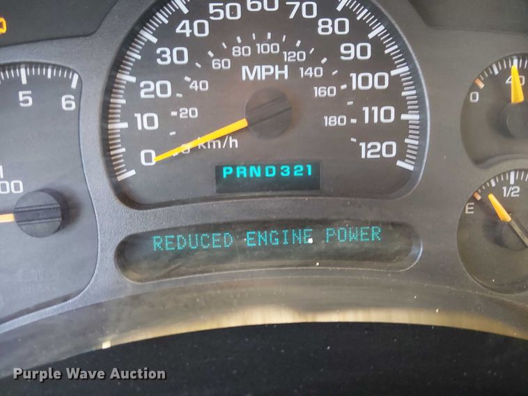 image for item EC1318 2004 Chevrolet Silverado 3500 flatbed pickup truck