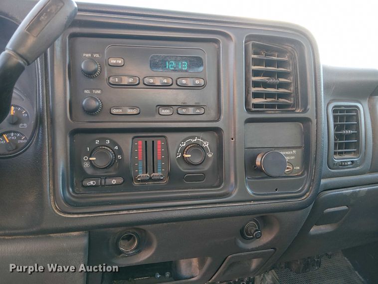 image for item EC1318 2004 Chevrolet Silverado 3500 flatbed pickup truck