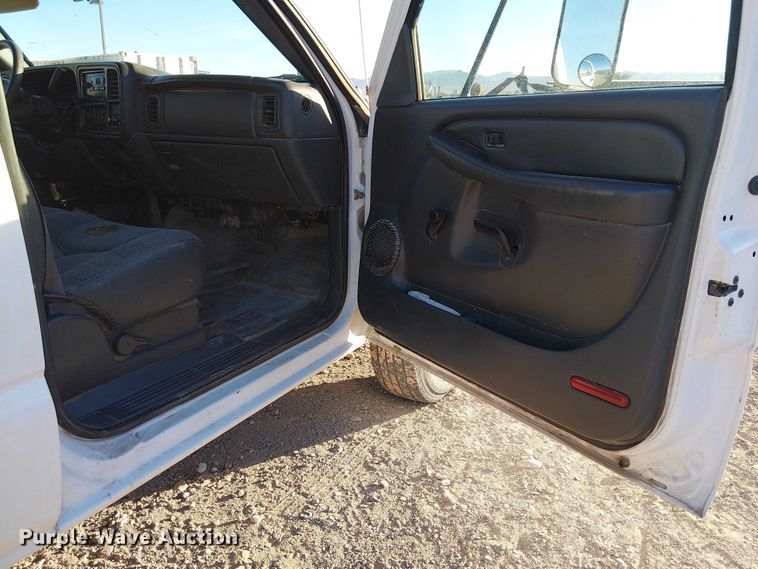 image for item EC1318 2004 Chevrolet Silverado 3500 flatbed pickup truck