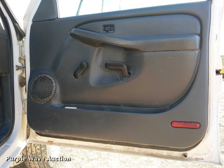 image for item EC1318 2004 Chevrolet Silverado 3500 flatbed pickup truck