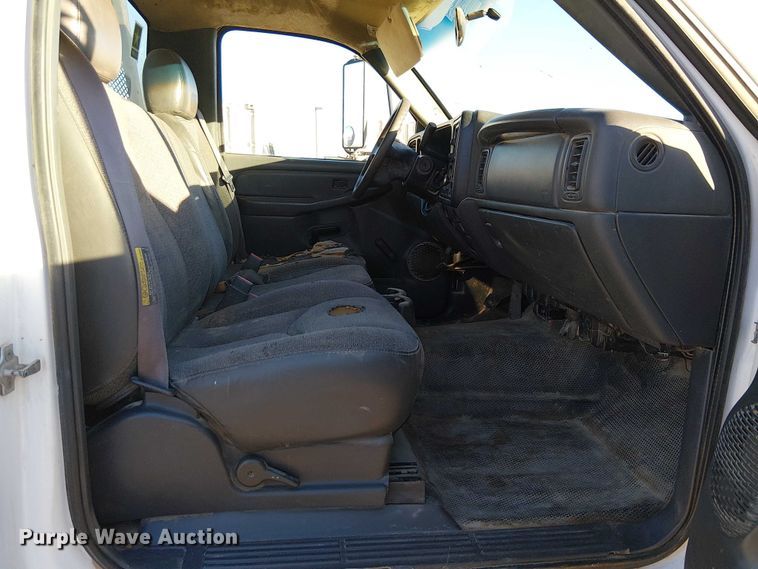 image for item EC1318 2004 Chevrolet Silverado 3500 flatbed pickup truck