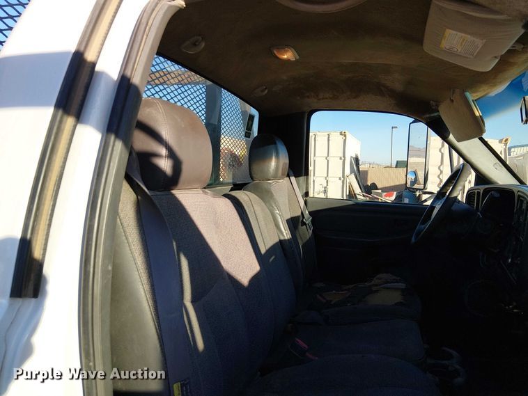 image for item EC1318 2004 Chevrolet Silverado 3500 flatbed pickup truck