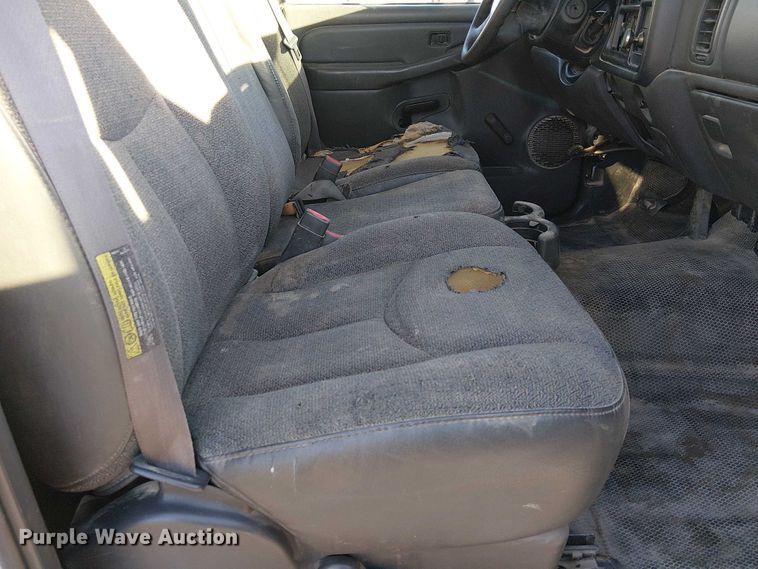 image for item EC1318 2004 Chevrolet Silverado 3500 flatbed pickup truck