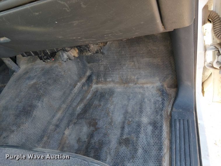 image for item EC1318 2004 Chevrolet Silverado 3500 flatbed pickup truck