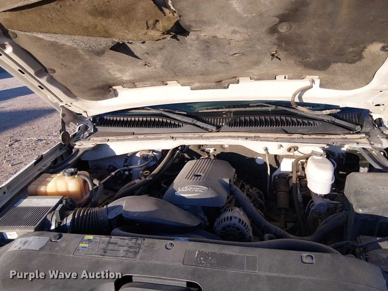 image for item EC1318 2004 Chevrolet Silverado 3500 flatbed pickup truck