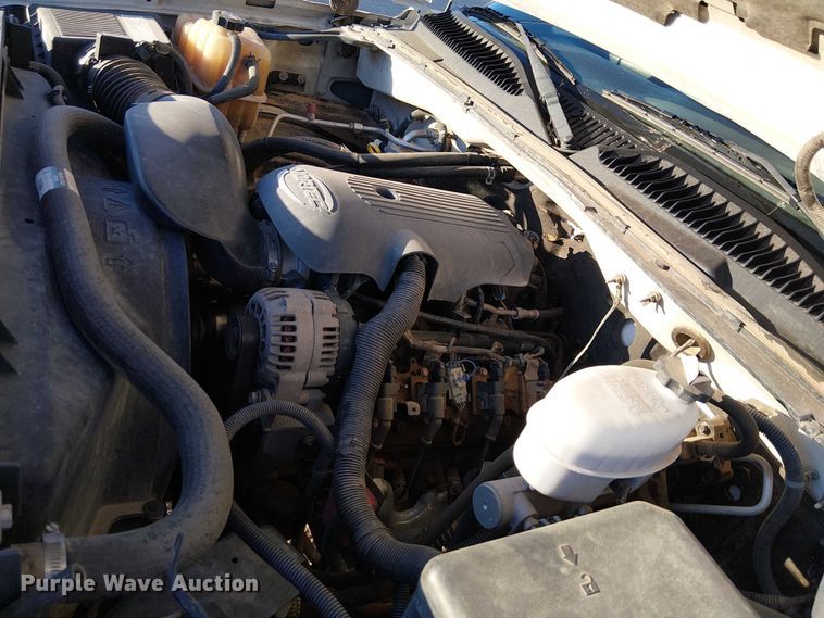 image for item EC1318 2004 Chevrolet Silverado 3500 flatbed pickup truck