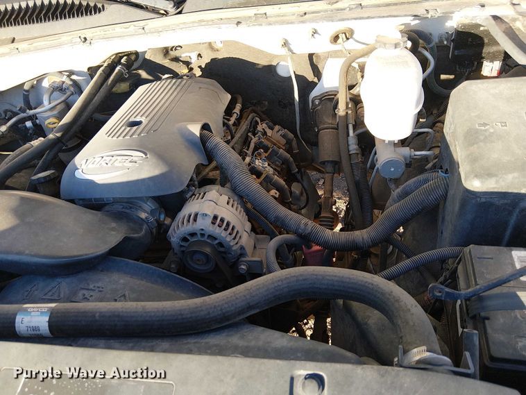 image for item EC1318 2004 Chevrolet Silverado 3500 flatbed pickup truck