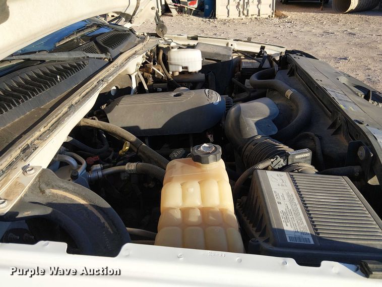 image for item EC1318 2004 Chevrolet Silverado 3500 flatbed pickup truck