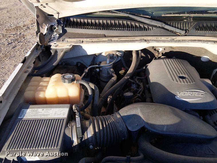 image for item EC1318 2004 Chevrolet Silverado 3500 flatbed pickup truck