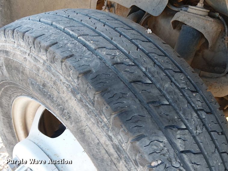 image for item EC1318 2004 Chevrolet Silverado 3500 flatbed pickup truck