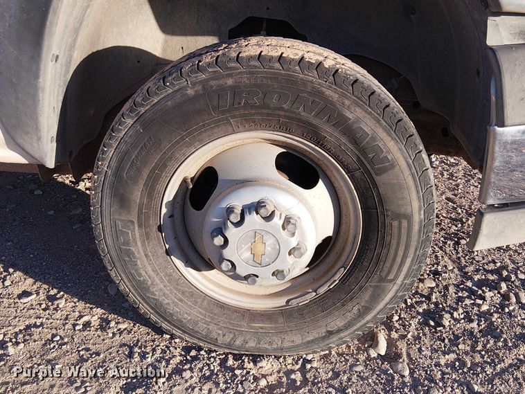 image for item EC1318 2004 Chevrolet Silverado 3500 flatbed pickup truck