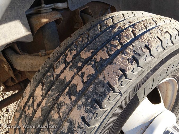 image for item EC1318 2004 Chevrolet Silverado 3500 flatbed pickup truck