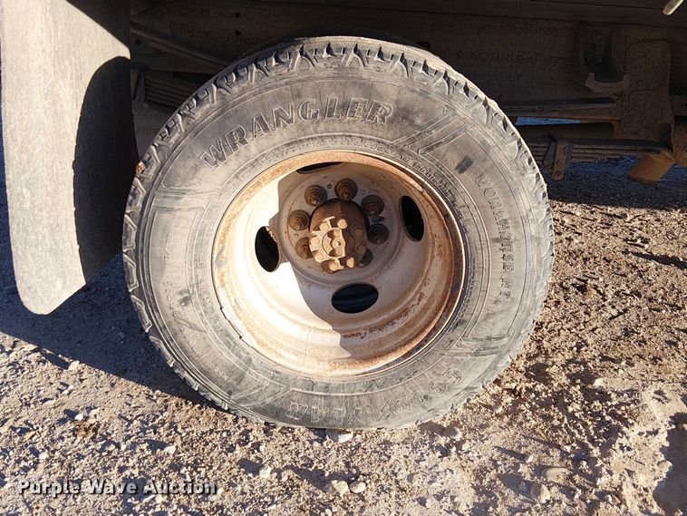 image for item EC1318 2004 Chevrolet Silverado 3500 flatbed pickup truck