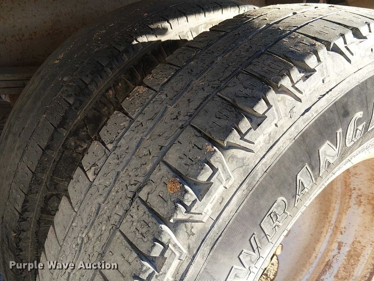 image for item EC1318 2004 Chevrolet Silverado 3500 flatbed pickup truck