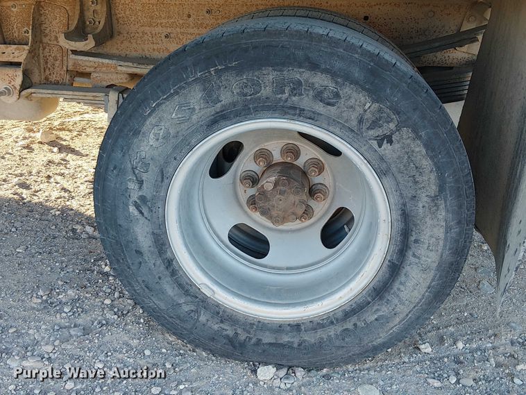 image for item EC1318 2004 Chevrolet Silverado 3500 flatbed pickup truck