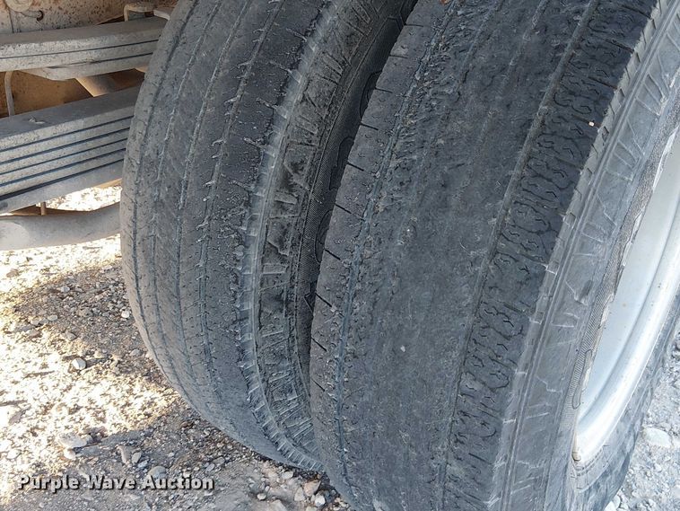 image for item EC1318 2004 Chevrolet Silverado 3500 flatbed pickup truck