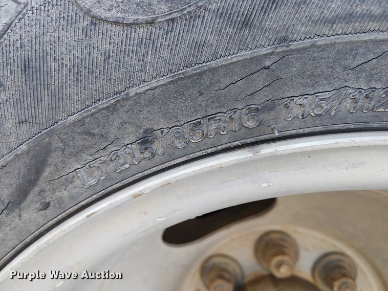 image for item EC1318 2004 Chevrolet Silverado 3500 flatbed pickup truck