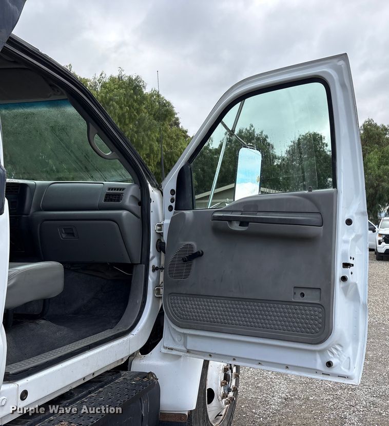 image for item EC8142 2006 Ford F650 dump truck