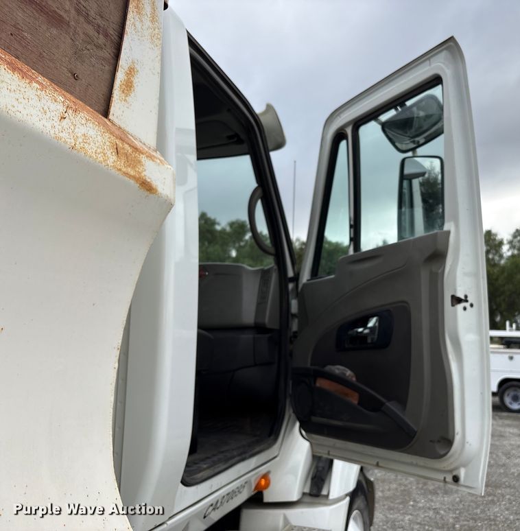 image for item EC8143 2009 International LF627 dump truck