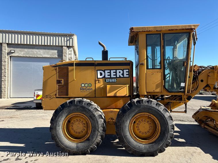 image for item EC8156 1998 John Deere 670C motor grader