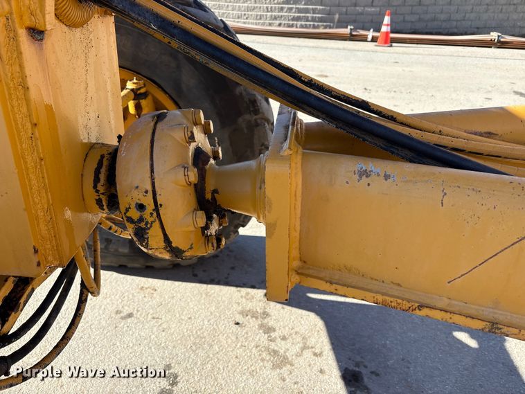 image for item EC8156 1998 John Deere 670C motor grader