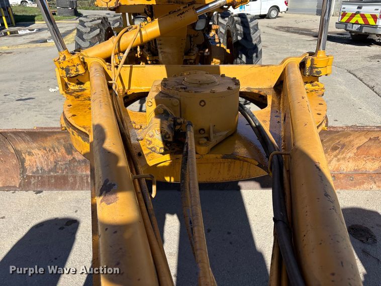 image for item EC8156 1998 John Deere 670C motor grader