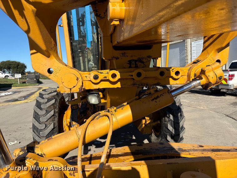 image for item EC8156 1998 John Deere 670C motor grader