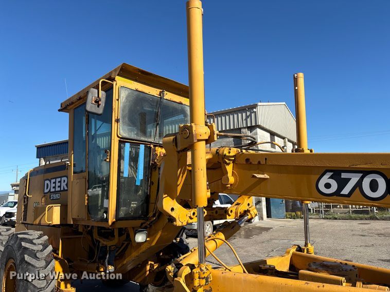 image for item EC8156 1998 John Deere 670C motor grader