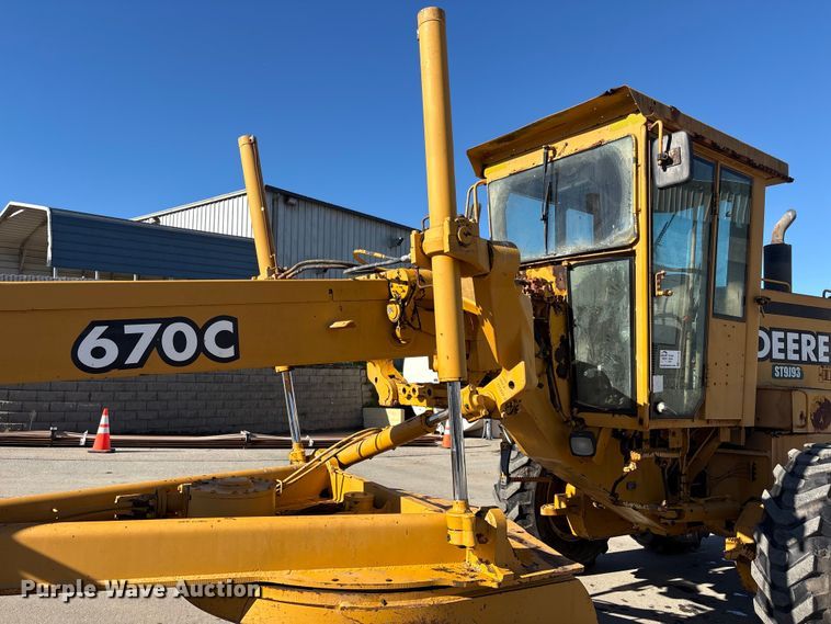 image for item EC8156 1998 John Deere 670C motor grader