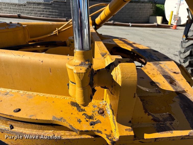 image for item EC8156 1998 John Deere 670C motor grader