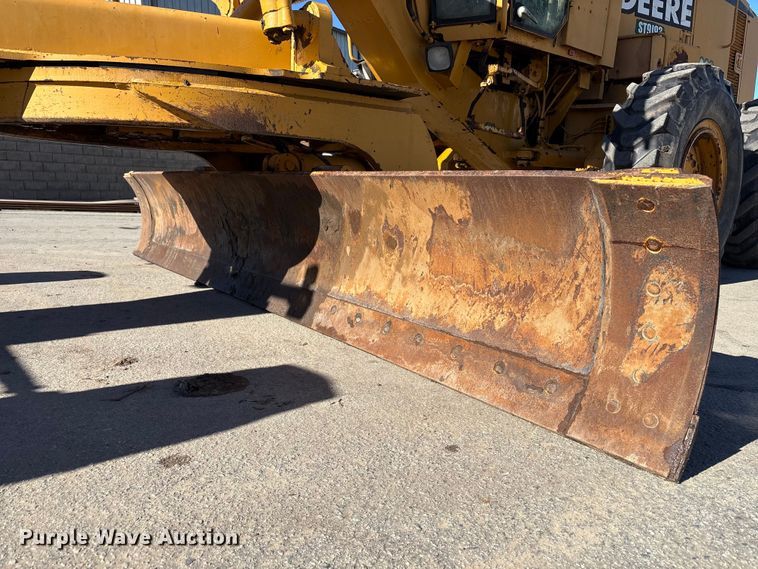 image for item EC8156 1998 John Deere 670C motor grader