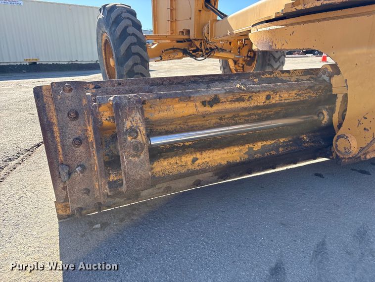 image for item EC8156 1998 John Deere 670C motor grader