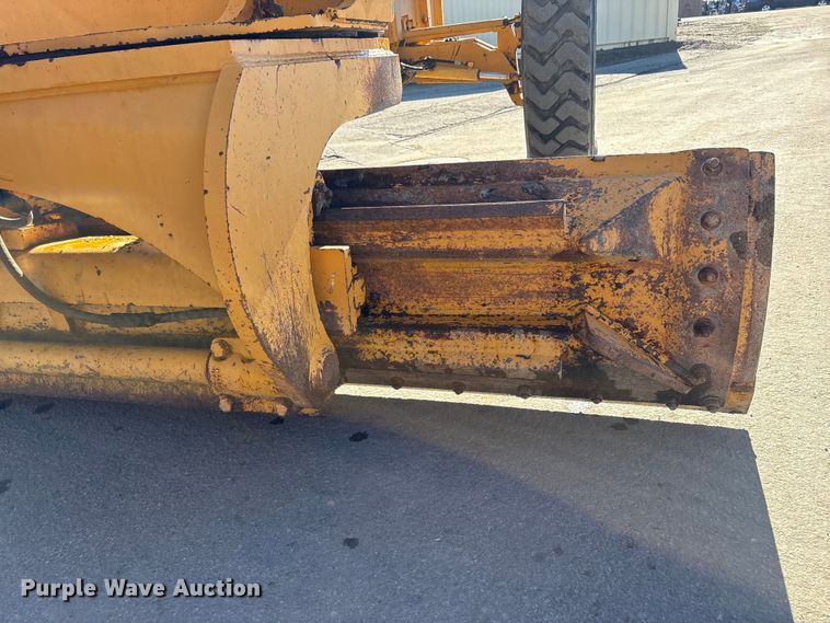 image for item EC8156 1998 John Deere 670C motor grader